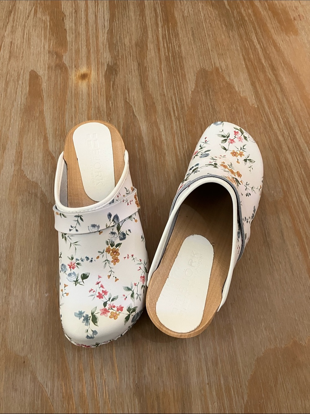 Women's Floral White Slip-On Clogs